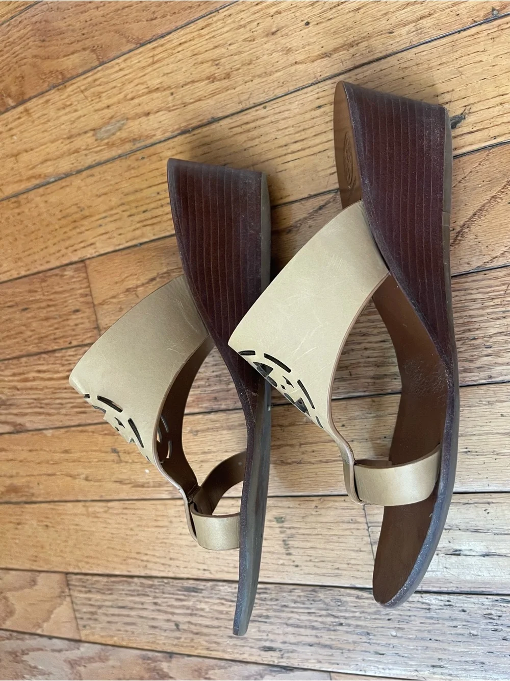Tory Burch TanLeather Logo Cutout Toe-Loop Sandals size 8M